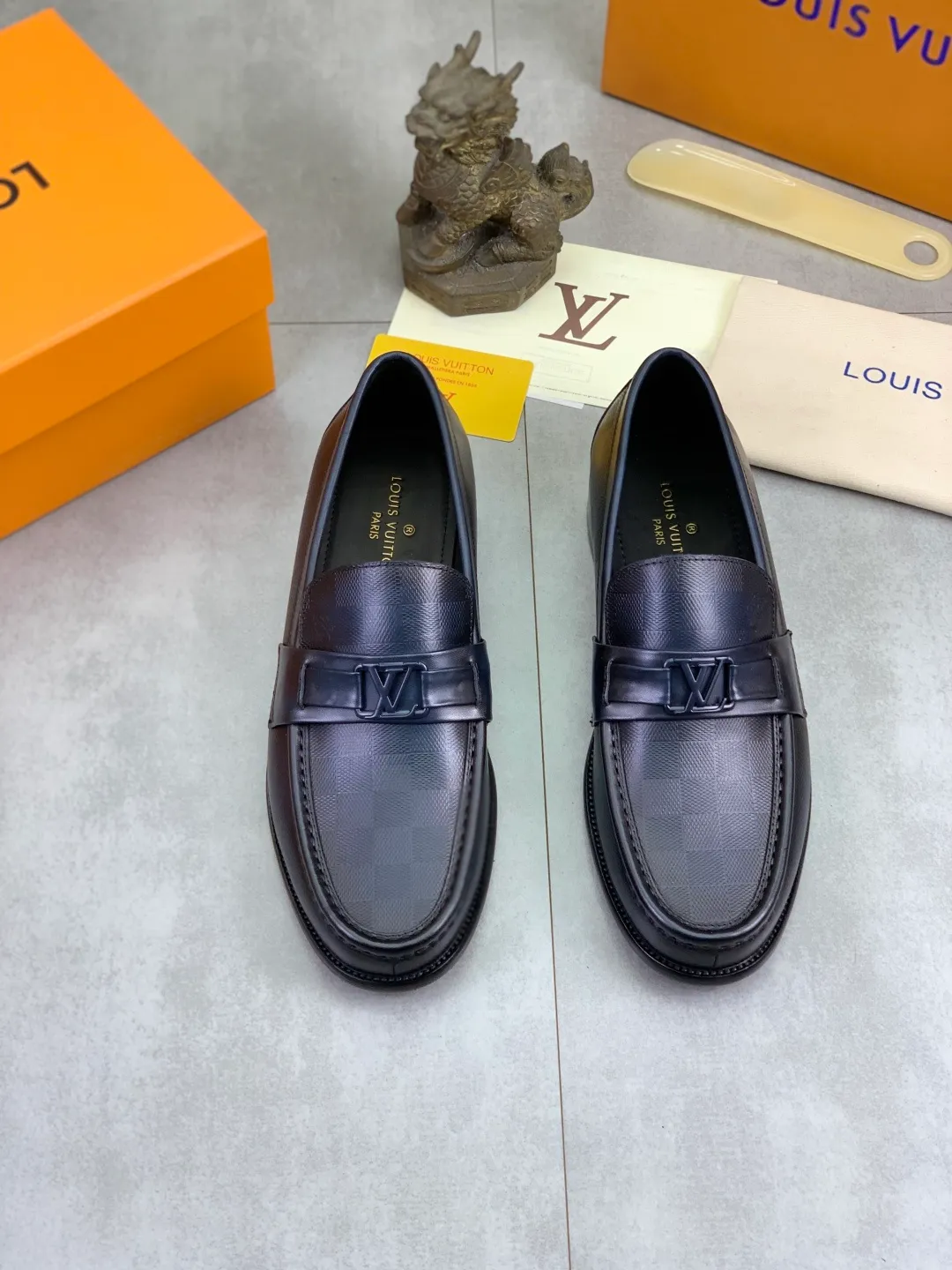Men's men's shoes 💰P520 New style 💶[LOUIS VUITTON] Water-dyed Niuli Original order New style 🍀LV Louis Vuitton *——Top version of LV classic leather shoes! Made of imported original calfskin, original leather side strips and wear-resistant high-end rubber outsole! High quality products! Color: Black optional Size: 39-44 (45 customized)